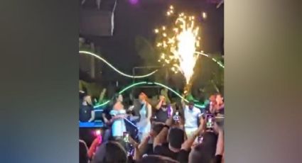 VÍDEO: Banda de forró acende fogos em show e cantor faz piada com boate Kiss