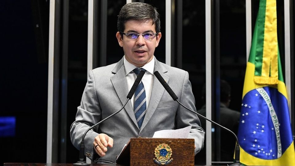 Flávio Bolsonaro denuncia Randolfe por episódio com youtuber autor de ‘Tchutchuca do Centrão’