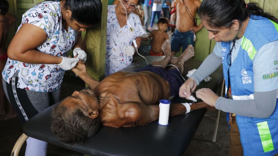Vacinas contra Covid-19 de Yanomami foram desviadas por garimpeiros em troca de ouro