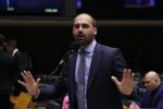 Eduardo Bolsonaro abandona golpistas presos ao defender o pai: "Ele não mandou ir às ruas"