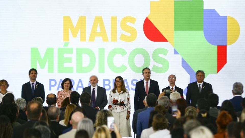 Lula reinstituiu o Mais Médicos através de MP com investimento de R$ 712 milhões