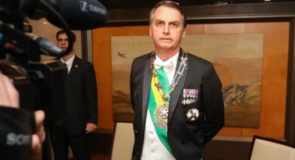 Bolsonaro vira "bibelô", "amuletinho" e "enfeite de estante" da direita, diz jornalista