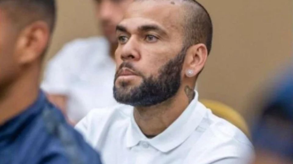 Prisão de Daniel Alves tem esquema de venda de camisas autografadas do Barcelona por cigarros