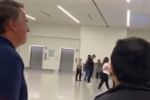VÍDEO: Bolsonaro dá as costas à repórter da Folha ao ser perguntado sobre as joias
