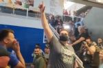 VÍDEO: Apoiador de Lula em voo de Bolsonaro faz o L no desembarque e irrita radicais