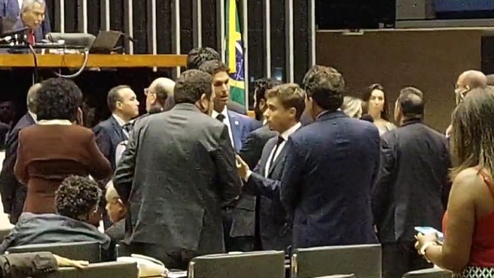 Nas imagens é possível ver o momento em que o deputado federal mais 'lacrador' do bolsonarismo tenta se explicar ao mais votado de São Paulo
