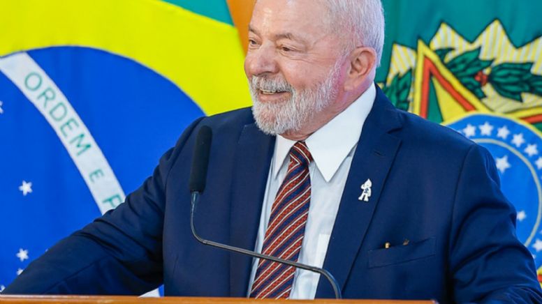 Lula convida ex-BBB para acompanhá-lo na assinatura do piso da enfermagem