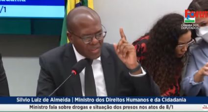 Eduardo Bolsonaro tenta tumultuar fala de Sílvio Almeida, toma invertida e fica quieto