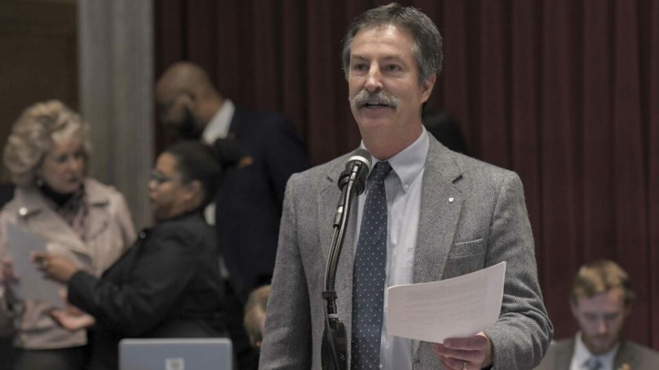 Senador Mike Moon defendeu legalização do estupro de menores em sessão no Missouri