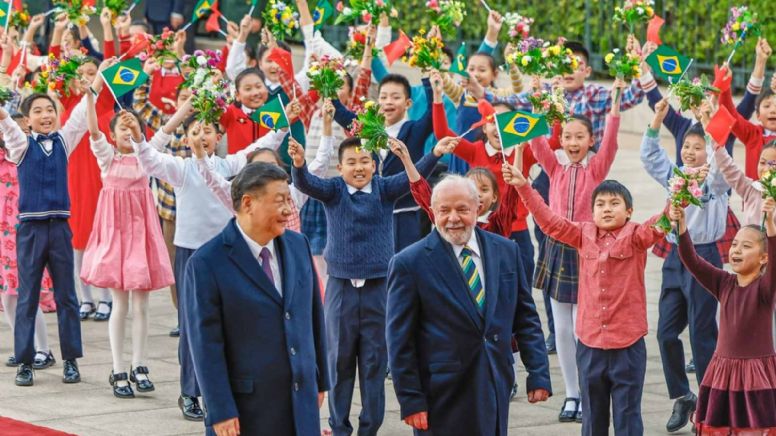 Fischia il vento: ecos revolucionários da visita de Lula à China