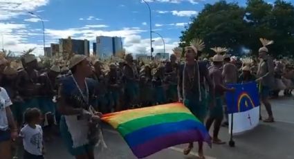 VÍDEO – Indígenas chegam ao Congresso Nacional ao som de maracás, tambores e casacas