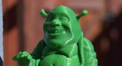 Ela rezou para a figura de Shrek por achar que era Buda