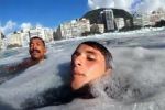 VÍDEO: Surfista passa sufoco, mas filma o próprio resgate após quase se afogar