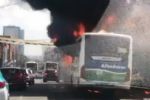VÍDEO: Homem coloca fogo em ônibus e deixa feridos no RJ