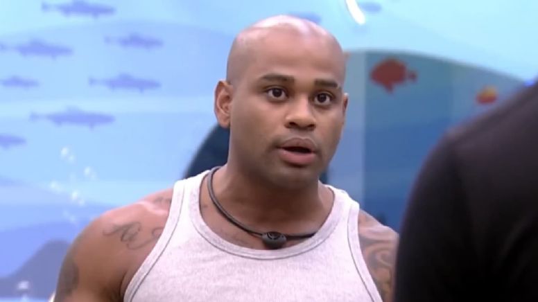 Cezar Black, confinado desde janeiro no BBB, está sendo investigado por abandono de emprego