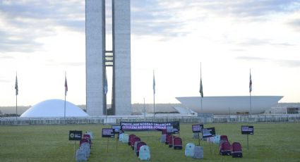 Mochilas vazias em Brasília relembram mortes nas escolas