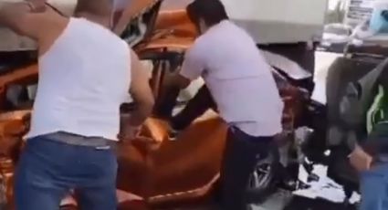 VÍDEO IMPRESSIONANTE: Homem sai andando de carro esmagado por caminhão