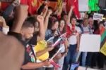 "Fogo nos racistas" e "La Liga Racista", gritam manifestantes em frente ao consulado da Espanha