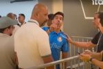 VÍDEO: Abel Ferreira arranca celular de repórter da Globo e tenta apagar imagens