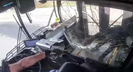 VÍDEO: Ao volante, motorista de ônibus descarrega arma após homem sacar revólver