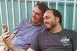 Carlos Bolsonaro some totalmente das redes sociais em dia de operação da PF contra seu pai