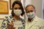 Michelle divulga foto de seu cartão de vacina sem falar nada sobre fraude de Bolsonaro