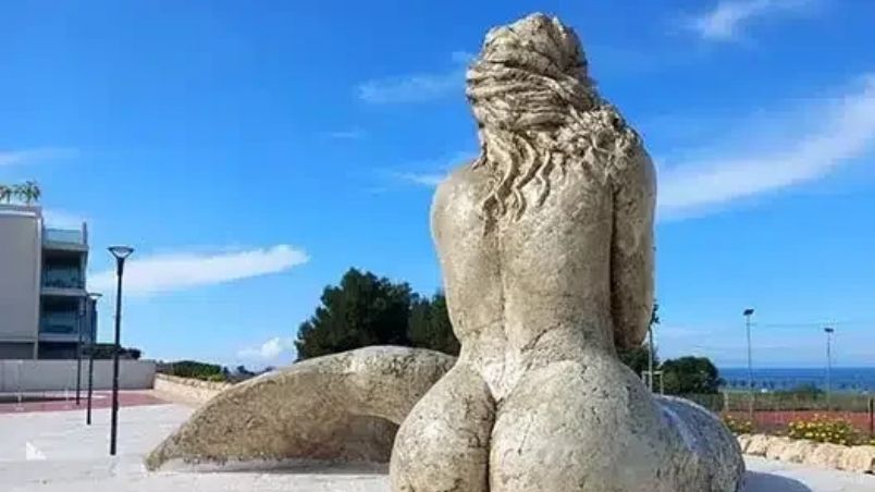 Estátua chamou atenção por conta de forma curvilínea