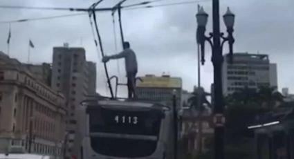 VÍDEO: Homem sobe em ônibus, "surfa" e segura em cabo de energia: "vai ser fritado"