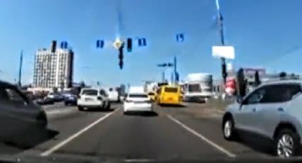 VÍDEO: Míssil cai no meio de avenida de Kiev e não explode