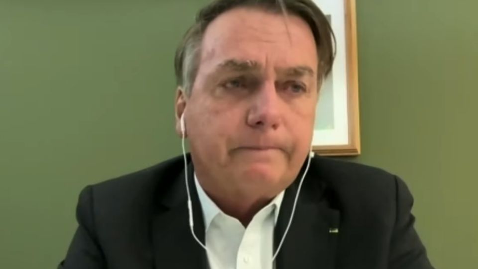 Novo certificado de vacinação de Bolsonaro foi emitido 15 dias antes de seu retorno ao Brasil