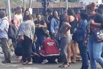 Mulher morre após ser arremessada de ônibus lotado que abriu a porta no Rio de Janeiro