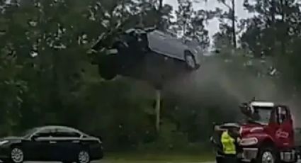 VÍDEO: Carro voa após motorista subir em guincho em alta velocidade