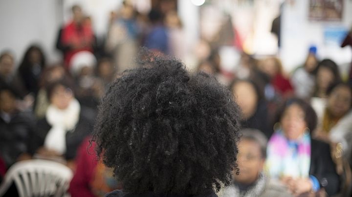 Trabalho da mulher negra representa quase 50% dos ganhos dos homens brancos