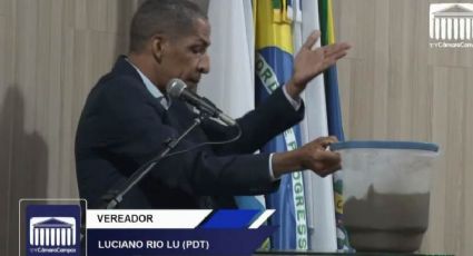 VÍDEO: Vereador de município do RJ joga esgoto no chão e diz:  “É cocô, presidente”