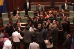VÍDEO: Parlamento de Kosovo vira campo de batalha e políticos partem para briga