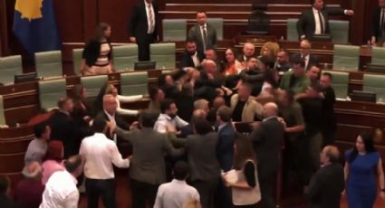 VÍDEO: Parlamento de Kosovo vira campo de batalha e políticos partem para briga