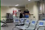 Pai e filha brigam com médica em hospital, paciente morre e acabam presos