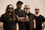 VÍDEO – Homem faz saudação nazista no show do Sepultura, xinga vocalista e apanha dos fãs