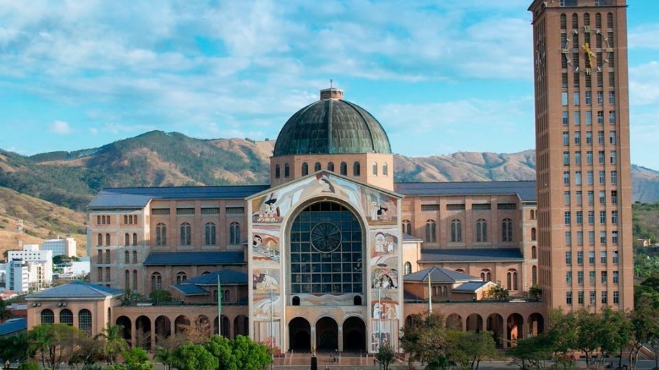Mosaicos da fachada da entrada da Basílica de Aparecida, concluída e inaugurada em 2022