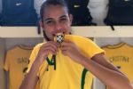 Pai de zagueira da seleção brasileira vende carro para ir à Austrália