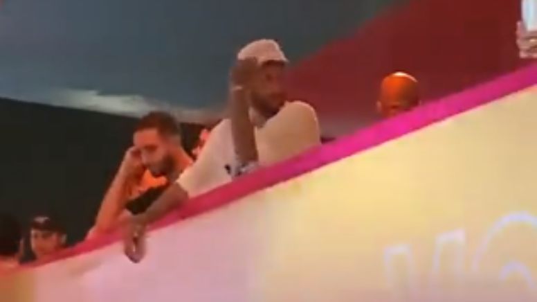 VÍDEO: Neymar pede celular de fã, derruba aparelho e redes sociais questionam atitude