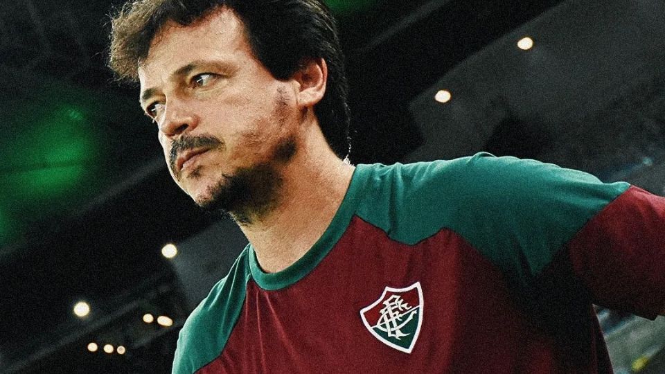 Técnico Fernando Diniz olhando para o campo.