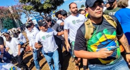 Grupo pró-armas faz ato a 600m do Congresso; Eduardo Bolsonaro está lá