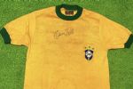 Camiseta da seleção autografada por Pelé vai a leilão; veja o valor inicial