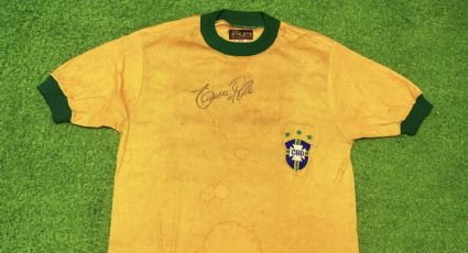 Camiseta da seleção autografada por Pelé vai a leilão; veja o valor inicial