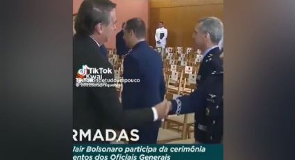 VÍDEO: Internet quer saber o que militar deu a Bolsonaro em cerimônia