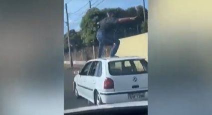 Motorista larga direção e surfa na capota do carro; veja o vídeo aqui