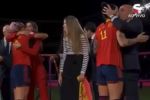 VÍDEO: Presidente da federação espanhola beija jogadora na boca após título e ela se irrita