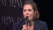 VÍDEO: Stalker interrompe evento da atriz Drew Barrymore e a obriga a deixar palco às pressas