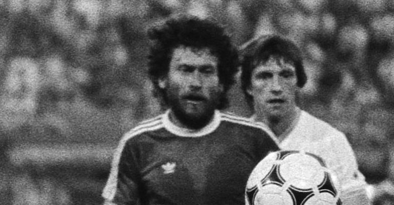 Paul Breitner em ação pelo Bayern de Munique em 1982